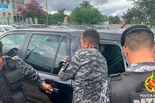 PMDF quebra vidro para salvar bebê preso dentro de veículo