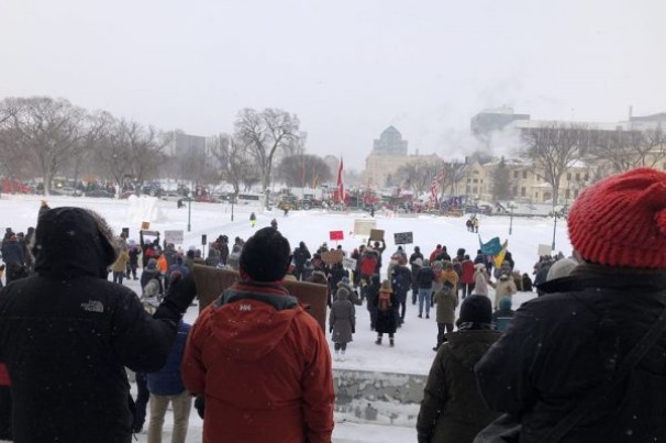 Canadá congelará contas bancárias de caminhoneiros protestantes