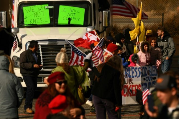 Caminhoneiros  iniciam  caravana contra medidas anticovid nos EUA