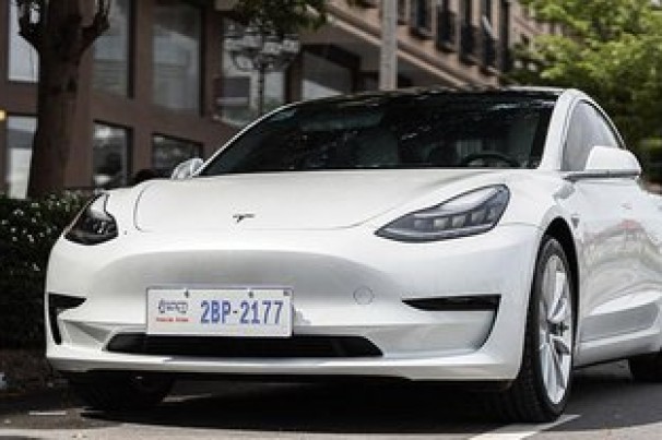 Tesla faz recall de 579.000 carros por mascarar alerta a pedestres