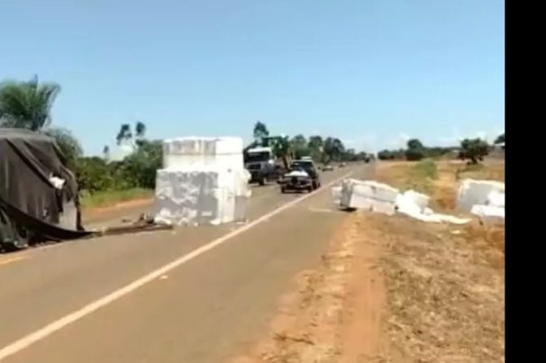 Carreta tomba em rodovia e deixa trânsito congestionado em MS