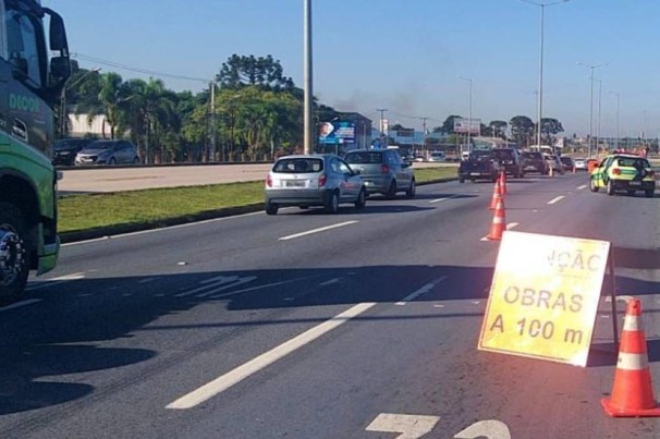 Obra pontual na Linha Verde complica ainda mais o trânsito em Curitiba