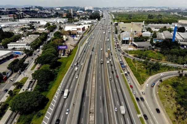 Ocorrência afeta a Rodovia Dutra em Guarulhos nesta segunda-feira (21)