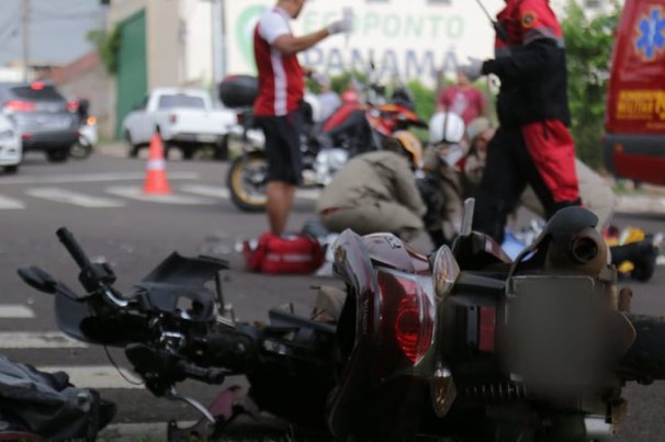 Filho morre depois da mãe em acidente entre moto e carreta em Campo Grande