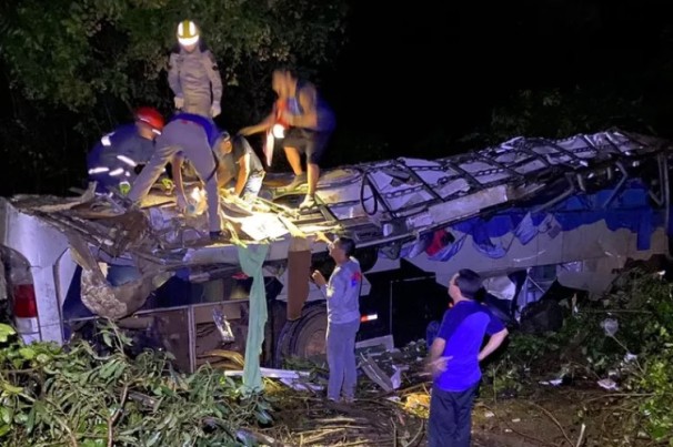 Ônibus cai em ribanceira e deixa 11 mortos e outros 20 feridos