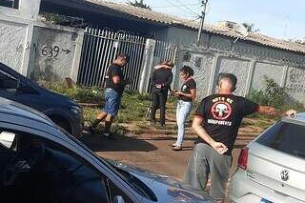 Grupo de motoristas ajuda outros que passam por sufoco no trânsito