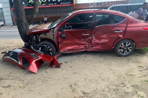 Idoso passa mal, avança com carro e provoca acidente de trânsito