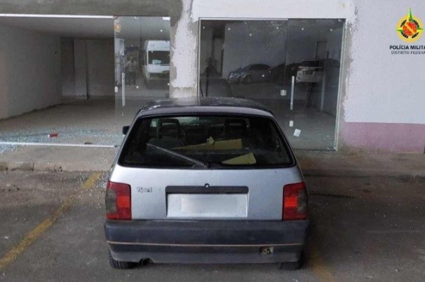 Motorista bêbado quebra vidraça de loja; índice de álcool era 5x maior