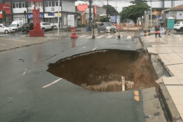 Cratera abre em avenida de João Pessoa após chuvas e rompimento tubulação