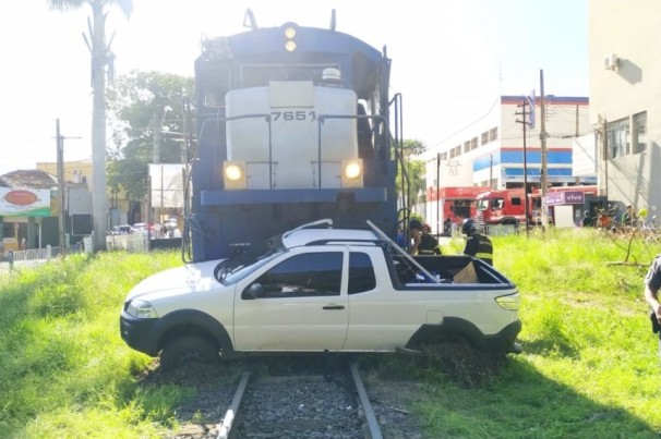 Carro é atingido por trem no interior de São Paulo