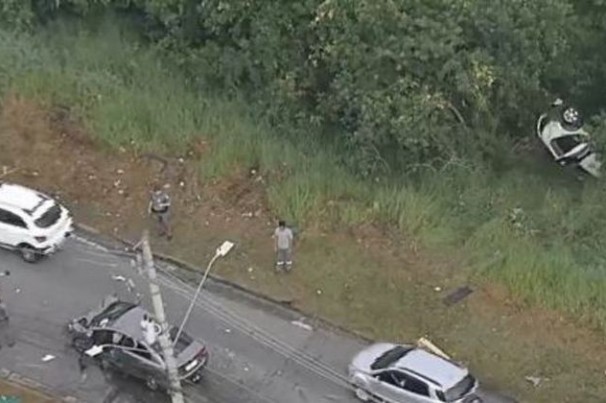 Mulher fica gravemente ferida após capotar carro e cair em ribanceira