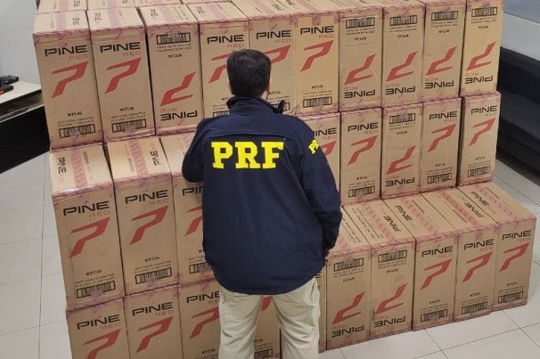 PRF apreende carga de cigarros contrabandeados em rodovia