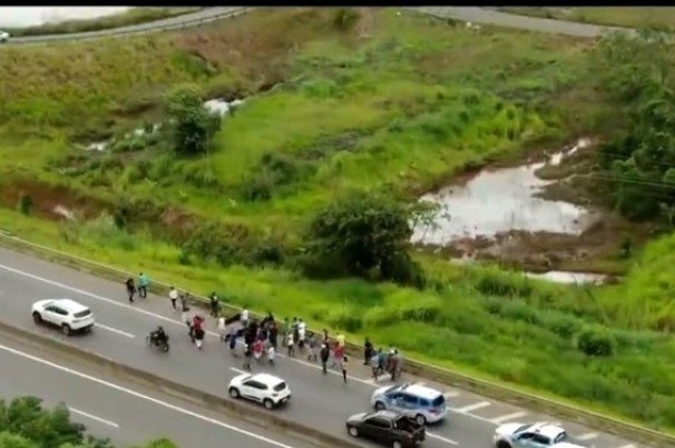 Caminhoneiros fazem ato em rodovias de Salvador