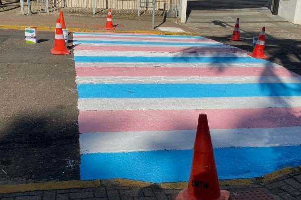 Cidade gaúcha tem faixa de pedestre pintada em homenagem a pessoas trans
