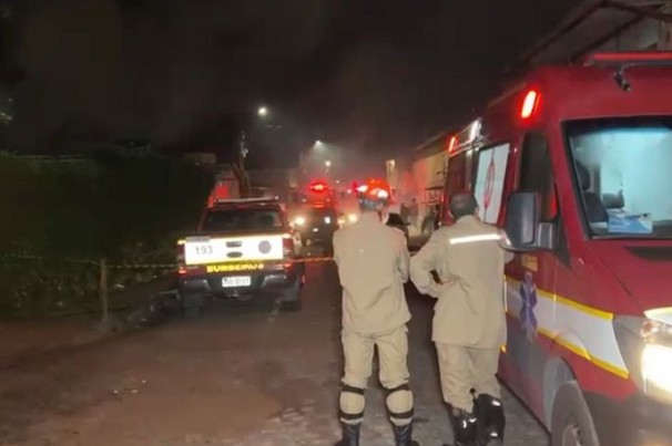 Incêndio destrói três veículos dentro de garagem de residência