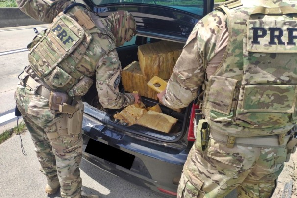 PRF apreende veículo com 212 kg de maconha em rodovia da Paraíba