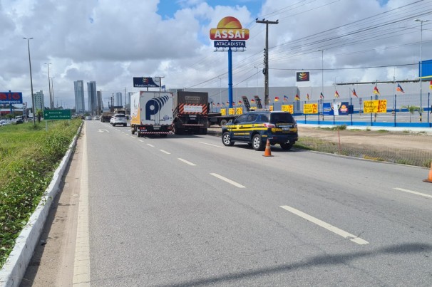 Semi-reboque desatrela e deixa trânsito congestionado na BR-230