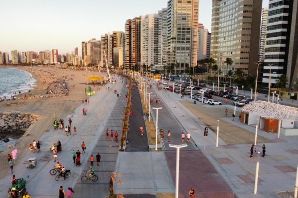 Caminhão arrasta fiação, derruba postes sobre veículos em Fortaleza