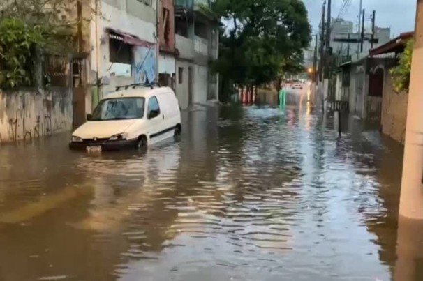 Chuva forte provoca alagamentos e deixa carros submersos