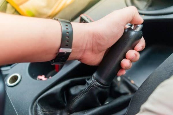 O que acontece se o carro andar com o freio de mão puxado?