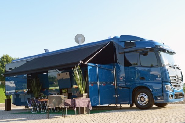 Motorhome feito sobre Mercedes tem preço de Ferrari e couro de avestruz