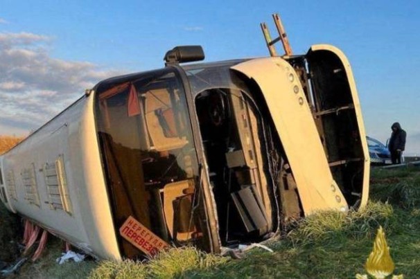 Ônibus que transportava ucranianos capota na Itália e deixa um morto