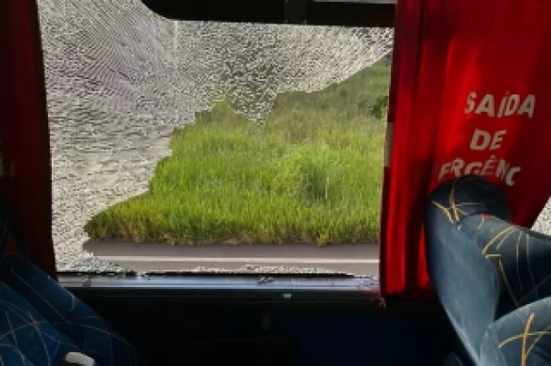 Pneu de carreta atinge janela ônibus escolar e alunos ficam feridos