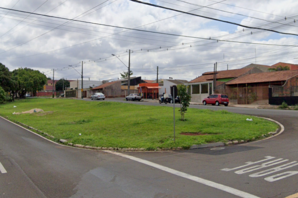 Mulher morre atropelada ao atravessar avenida sem olhar para os lados