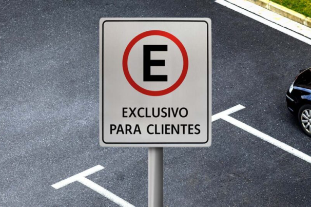 Oferecer vagas de estacionamento privado para clientes é permitido ou não?