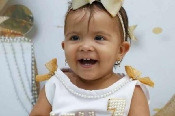 Bebê de um ano morre ao ser atropelada por trator dirigido pelo pai