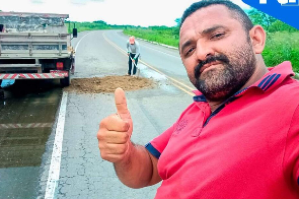 Indignado com DNIT, funcionário público resolve tapar buraco na BR-020