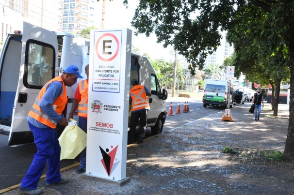 Semob instala totens de estacionamento para transporte por aplicativo