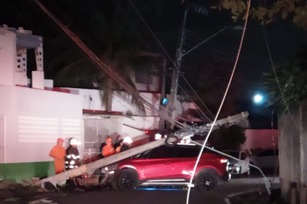 Carro derruba poste em trecho do Eixo Quartel interrompendo o trânsito