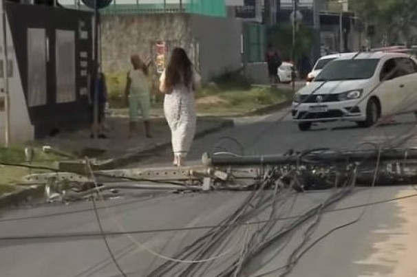 Caminhão engalha em fios e derruba sete postes em rua