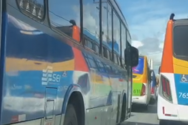 Rodoviários fazem protesto e travam trânsito na Av. Cruz Cabugá, no Recife