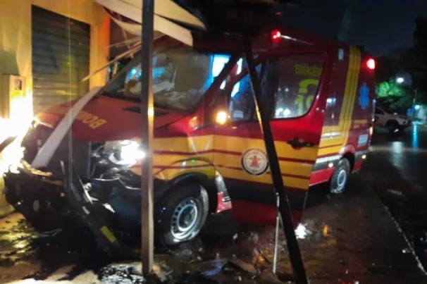 Vítima de acidente de trânsito sofre nova colisão em ambulância