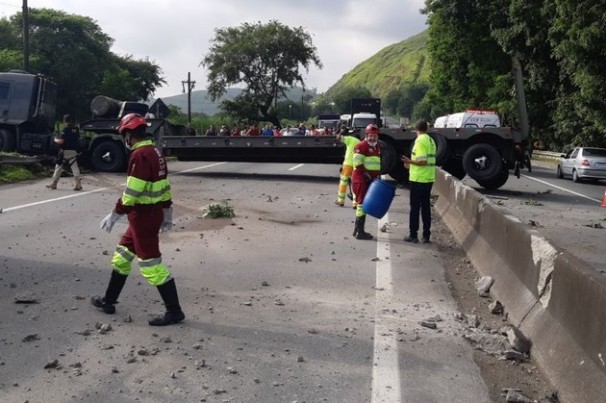 Carreta invade pista contrária e deixa trânsito congestionado na Via Dutra