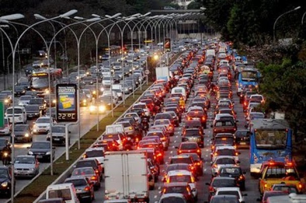 Melhora do cenário da pandemia provoca aumento de trânsito nas capitais