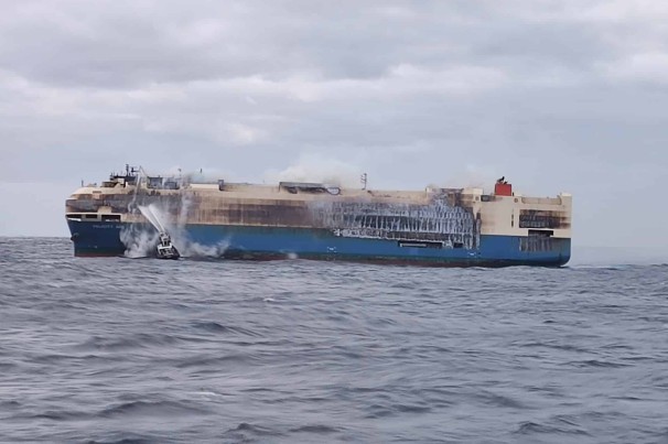Operadora de navio que incendiou em alto mar proíbe carros elétricos
