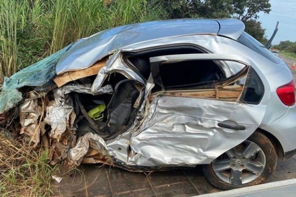 Acidente entre carro e caminhão trator deixa um morto e feridos