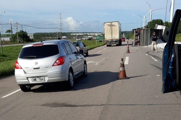 Caminhão carregado de pedras tomba e interdita via