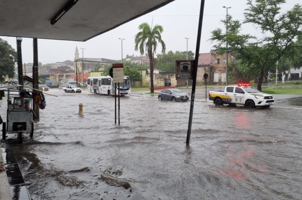 Chuvas intensas alagam ruas e causam lentidão no trânsito