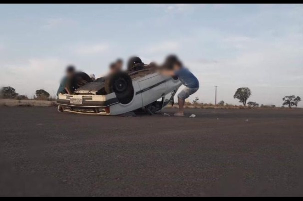 Carro é fechado por outro veículo, roda na pista e capota em avenida de Iporá