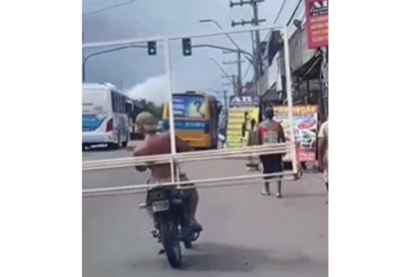 Homem transporta grade em motocicleta e chama atenção na Zona Leste de Manaus