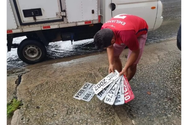 Placas de veículos são encontradas após chuvas