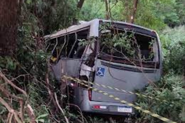 Sete pessoas morrem e 13 ficam feridas em acidente com ônibus da saúde