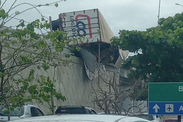 Carreta tomba e carga despenca de viaduto na BR-230 na Paraíba