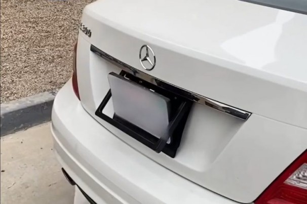 Polícia prende invasores que usavam carro com placa escamoteável
