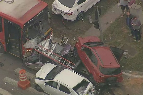 Carro é esmagado após colisão envolvendo ônibus e cinco veículos em São Paulo