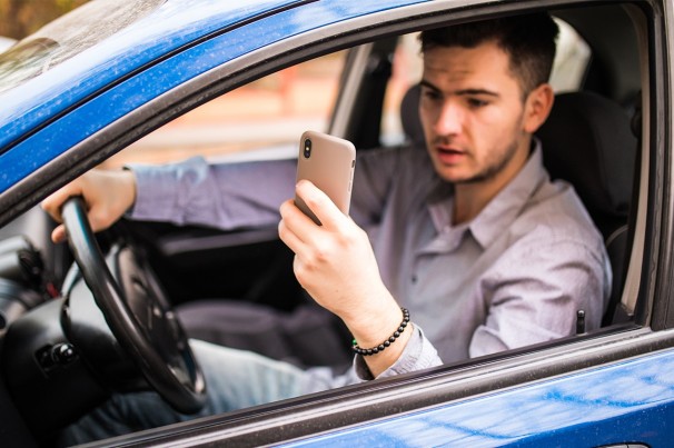 Brasil tem 30 infrações por uso do celular ao volante por hora